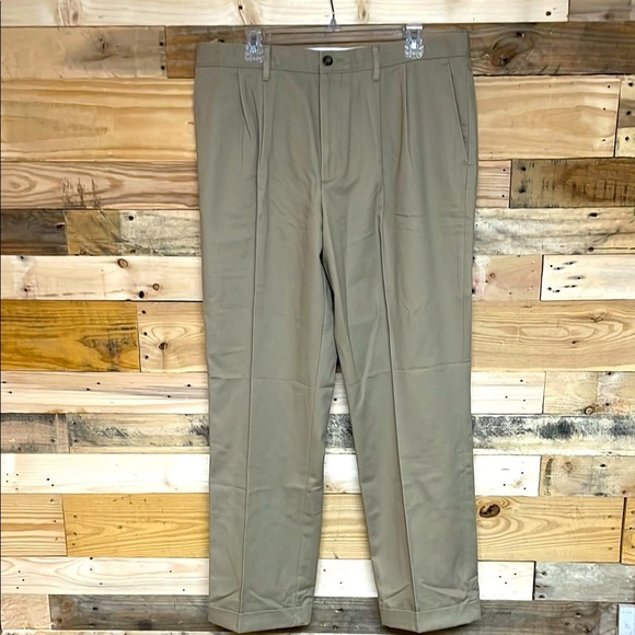 Dockers D3 size 36x32 Tan Chinos Straight-Leg Lightweight Pleated Khaki Pants - Picture 1 of 12